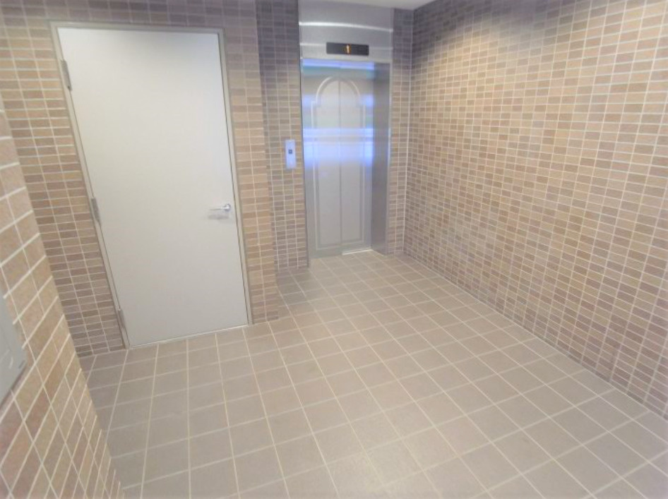 ヒルズ六ツ門のエントランス