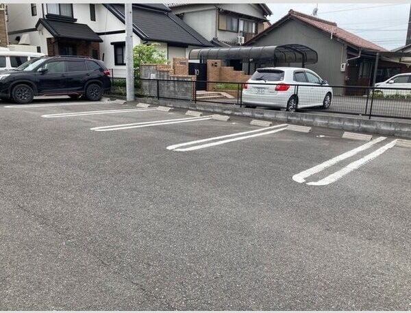 アージュⅡの駐車場