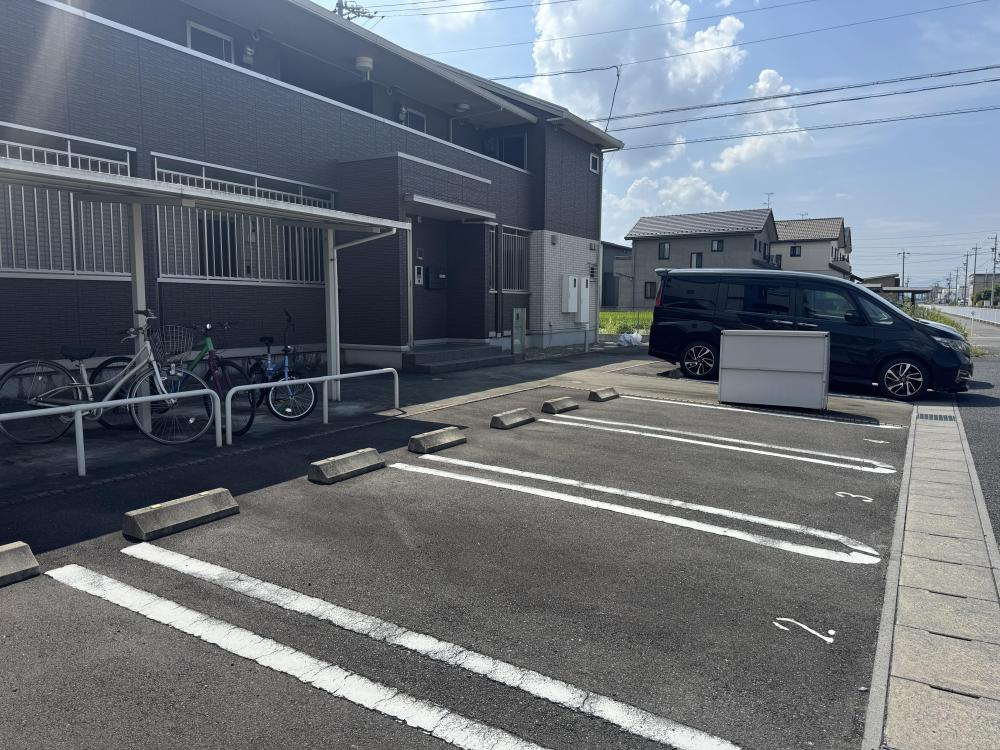 D-room茜部の駐車場