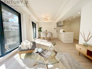 リビングダイニングは家族や友人とのコミュニケーションを楽しむ場所でくつろぎながら食事や会話を楽しめ、多目的に利用できリラックスできる空間です。家庭内の中心として機能し、快適な生活をサポートします。