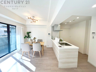 キッチン前のダイニングスペース　カウンターキッチンから料理の受け渡し等に便利です。ダイニングセットを置いても十分な広さを確保。