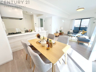 キッチン前のダイニングスペース　カウンターキッチンから料理の受け渡し等に便利です。ダイニングセットを置いても十分な広さを確保。