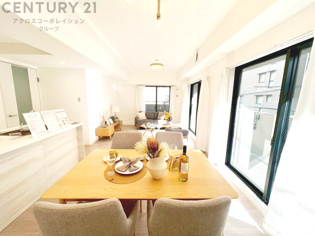 キッチン前のダイニングスペース　カウンターキッチンから料理の受け渡し等に便利です。ダイニングセットを置いても十分な広さを確保。