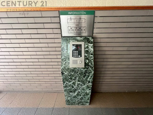 オートロック式エントランスは他の住民や外部の人間が簡単に出入りできないため、個々の住戸が安全に保たれます。同時に、訪問者が来訪する場合にはインターホン等で確認することができ、不要な来客を遮断できます。