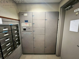 宅配ボックスは荷物の受け取りや配達が便利で安全です。不在時でも荷物が確保され、盗難や損傷のリスクが減少。受け取り時間の柔軟性が向上。外出先からでも荷物の受け取りや預けが可能となります。