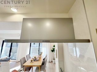 パワフルな吸引力で調理中の臭気等をしっかり処理してくれ、室内を快適に保ってくれます。