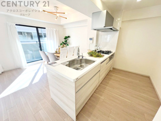 シンプルなデザインと使いやすさを兼ね備えた対面式システムキッチンは、効率的な作業スペースを提供し、家族やゲストとのコミュニケーションを促進します。