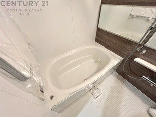 ユニットバスは省スペースでありながら、シンプルな設計と使いやすさを備え、簡便なメンテナンスが可能です。またミラー・小物置き場もあり便利です。