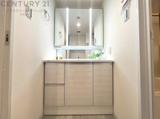 化粧品や洗顔料、歯ブラシなどの必需品をまとめて置ける収納スペースがあり、使用するたびに取り出す手間が省けます。また、水回りのため、濡れても大丈夫な素材が使用されており、お手入れが簡単です。