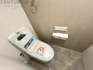 温水洗浄便座付トイレは温水洗浄機能により、暖かい水でおしりを洗浄することができ、冷たい水を使う従来の便座に比べ、温水洗浄機能で暖かいトイレを提供し、快適な使用を可能にします。