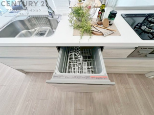 手洗いに比べて時間や労力を節約できることです。また、高温のお湯で洗浄されるため、雑菌や細菌を殺菌する効果もあります。さらに、乾燥機能があるため、手で拭く手間も省け衛生的に保管できます。