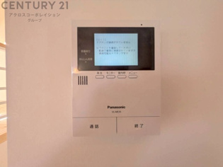 訪問者が来たときにテレビ画面で確認できるため、安心してドアを開けられます。録画機能があるものもあり、留守中に来訪者を記録しておくことができます。利便性が高く、セキュリティ面でも安心です。