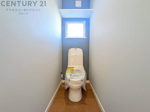 温水洗浄便座付トイレは温水洗浄機能により、暖かい水でおしりを洗浄することができ、冷たい水を使う従来の便座に比べ、温水洗浄機能で暖かいトイレを提供し、快適な使用を可能にします。