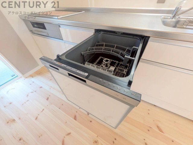 食器洗浄乾燥機は手洗いに比べて時間や労力を節約できます。また、高温のお湯で洗浄されるため、雑菌や細菌を殺菌する効果もあります。さらに、乾燥機能があるため、手で拭く手間も省け衛生的に保管できます。
