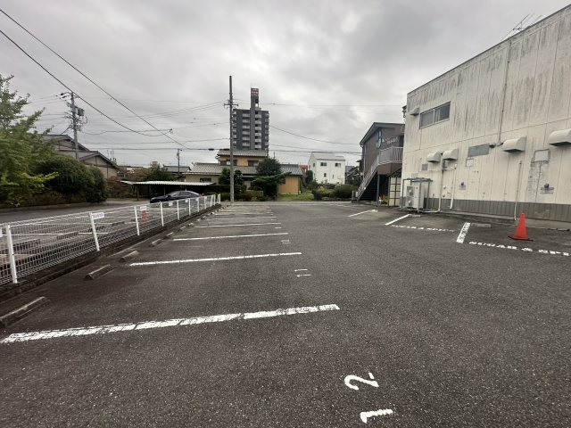 Surplus　Vis-a-Vis　Bの駐車場