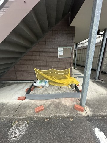 Surplus　Vis-a-Vis　Bの駐車場