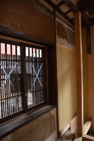 京都東山 みつのわ路地 - ゆったり過ごす京町家の内装|土壁と格子を残しています