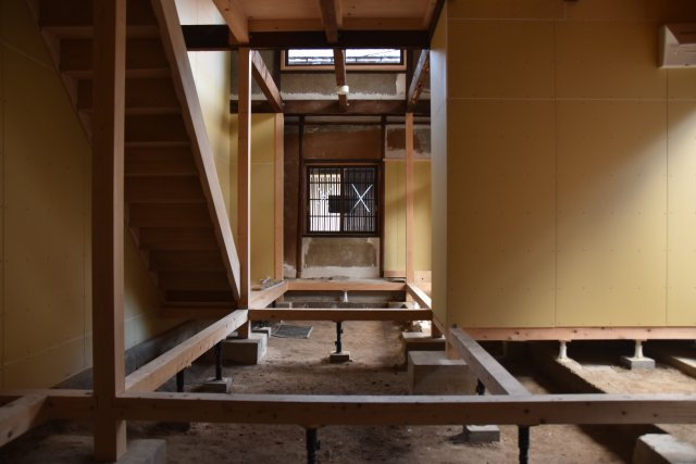 京都東山 みつのわ路地 - ゆったり過ごす京町家の内装|入口で物販、奥でカフェもいいですね