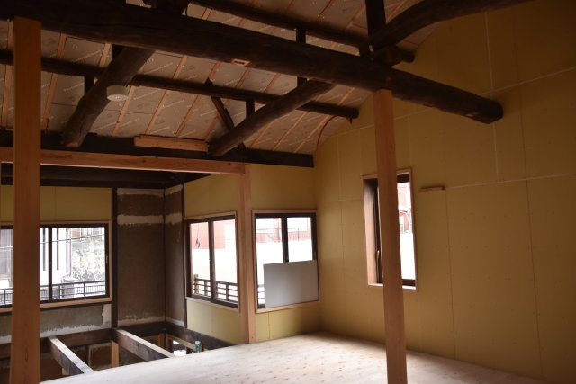 京都東山 みつのわ路地 - ゆったり過ごす京町家の内装|吹き抜けと窓からの光が気持ちよい空間