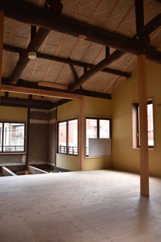 京都東山 みつのわ路地 - ゆったり過ごす京町家の内装|梁を活かした空間に、ぜひ
