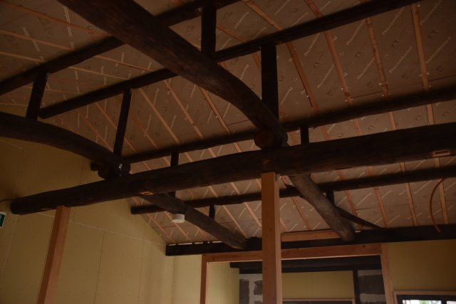 京都東山 みつのわ路地 - ゆったり過ごす京町家の内装|歴史を感じる小屋組