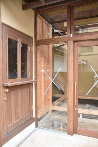 京都東山 みつのわ路地 - ゆったり過ごす京町家のエントランス|カウンターつきの扉。テイクアウトにも◎