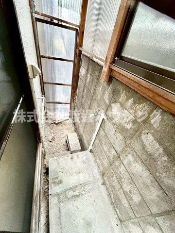 八尾市南本町４丁目一戸建のバルコニー|１階ベランダ