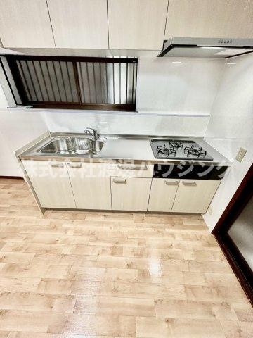 八尾市南本町４丁目一戸建のキッチン|３口ガスシステムキッチン