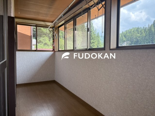 尾花沢市大字五十沢【中古住宅】のバルコニー|洗濯は外干ししたいけど、外の目やお天気が気になる方におすすめです。屋根付きのバルコニーのための外からの視線も遮り、天気が悪くても雨には濡れにくいので、気にせずお出かけできますね。