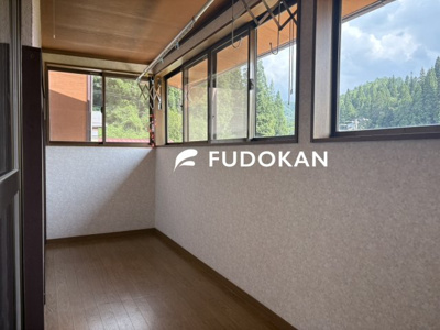 【バルコニー】 | 尾花沢市大字五十沢【中古住宅】 | 洗濯は外干ししたいけど、外の目やお天気が気になる方におすすめです。屋根付きのバルコニーのための外からの視線も遮り、天気が悪くても雨には濡れにくいので、気にせずお出かけできますね。