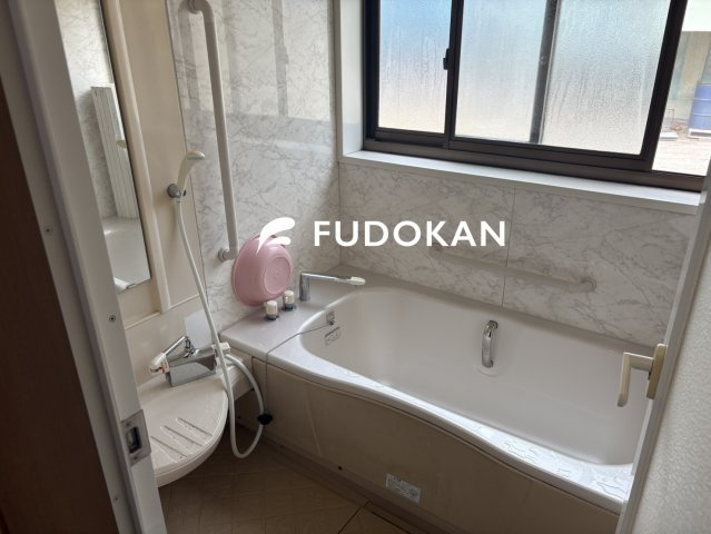 尾花沢市大字五十沢【中古住宅】の浴室|広々浴室は、ゆったりとくつろいで疲れを癒す空間です。足をのばして浴槽につかることができます。