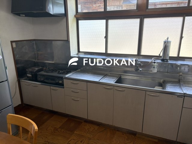 尾花沢市大字五十沢【中古住宅】のキッチン|サビにくく熱に強いステンレスシンク。お皿洗いや、調理過程の水切りなどで使われるシンクはワイドなタイプほど使い勝手がよくお手入れも楽々です。