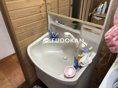 【独立洗面台】 | 尾花沢市大字五十沢【中古住宅】 | 三面鏡の洗面台は、スタイリッシュなだけでなく収納力もあります。コンセント付きで、ドライヤーやヘアーアイロンなど朝の準備はスムーズに行えます。