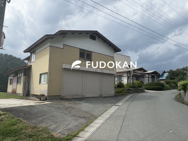 尾花沢市大字五十沢【中古住宅】の外観|付属建物あり。70.49坪の車庫及び小屋