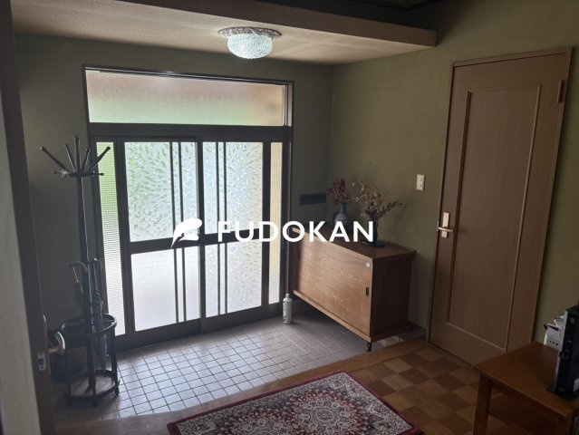 尾花沢市大字五十沢【中古住宅】の玄関|ゆったりした玄関。シューズボックスはどんどん増える靴を散らかさずに収納できます。