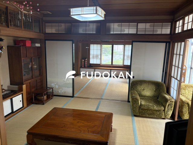 尾花沢市大字五十沢【中古住宅】の和室|１階の和室は日当たり良好です。収納もたくさんありますので急なお客様が来た時にも安心です。細かな造りの収納も素晴らしいですね。