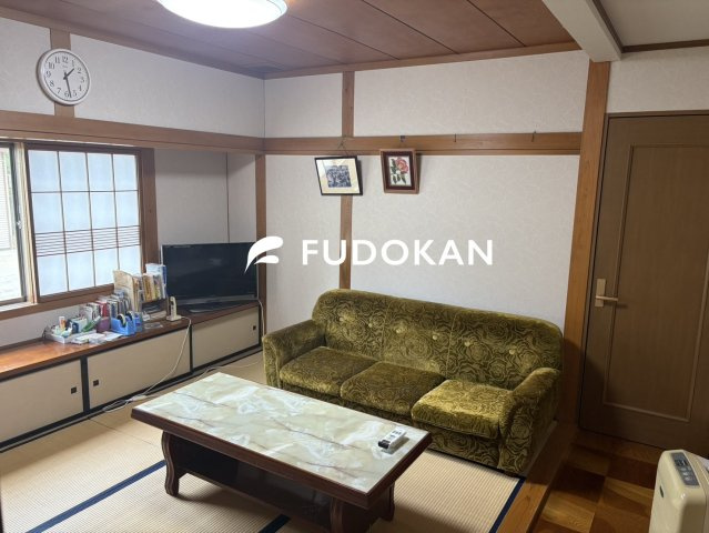 尾花沢市大字五十沢【中古住宅】の居間・リビング|リビングは広々です。家族の団欒の場として家庭を包みます。家具を置いてもゆとりのあるスペースはお子様が大きく成長されても自由の利く大きさです。