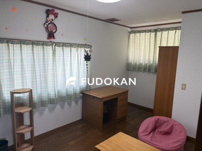 【洋室】 | 尾花沢市大字五十沢【中古住宅】 | 洋室もそれぞれ収納スペースが完備されております。お子様は小さいうちは部屋自体が収納として使えます。