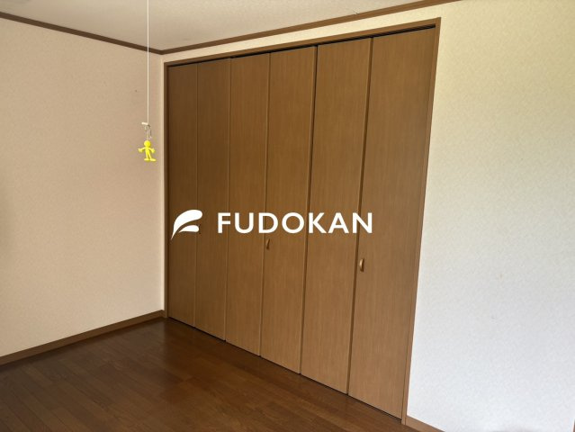 尾花沢市大字五十沢【中古住宅】の洋室|大きいベットを置いてもスペースの取れる寝室です。質の良い睡眠で一日の疲れを癒す空間で気持ちの良い一日のスタートを切ることができます。