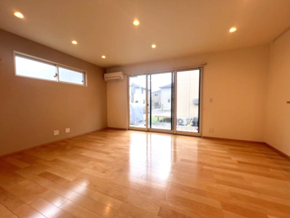 小山市城西中古戸建、オール電化、駐車4台可の居間・リビング