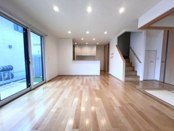 小山市城西中古戸建、オール電化、駐車4台可の居間・リビング