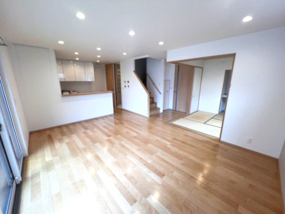 小山市城西中古戸建、オール電化、駐車4台可の居間・リビング