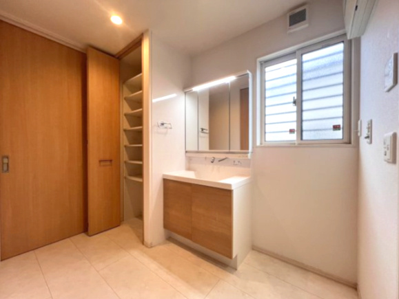 小山市城西中古戸建、オール電化、駐車4台可の脱衣所