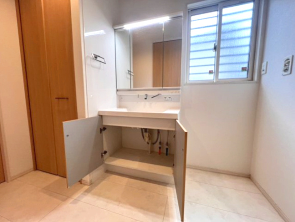 小山市城西中古戸建、オール電化、駐車4台可の独立洗面台