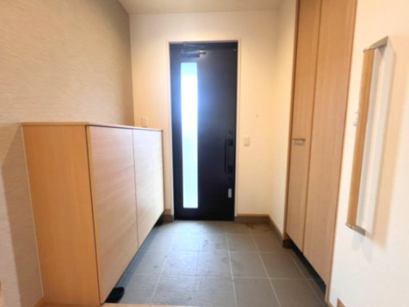 小山市城西中古戸建、オール電化、駐車4台可の玄関