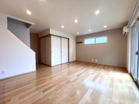 小山市城西中古戸建、オール電化、駐車4台可の居間・リビング