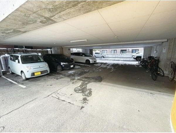 パルティーレ平岸の駐車場