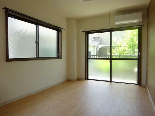 光ハイツの洋室