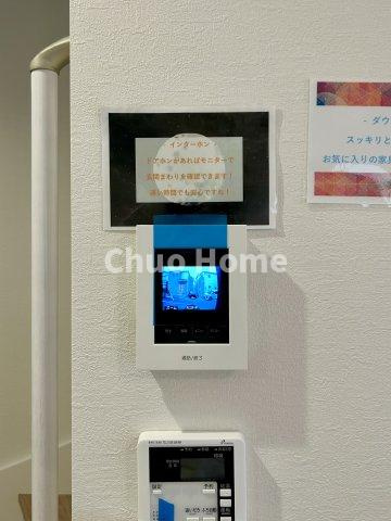 足立区中川5丁目新築分譲住宅のセキュリティ|【モニターホン】誰が来たかすぐにわかるカラーモニター付きインターホン。通話ボタンを押すまでは室内の音は漏れていませんので相手を確かめてから応対できます。