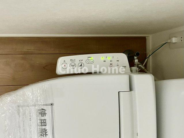 足立区中川5丁目新築分譲住宅の内装|【ウォシュレット】清潔に使いたいお手洗いには最適な設備です。もちろんウォームレットも標準装備です。